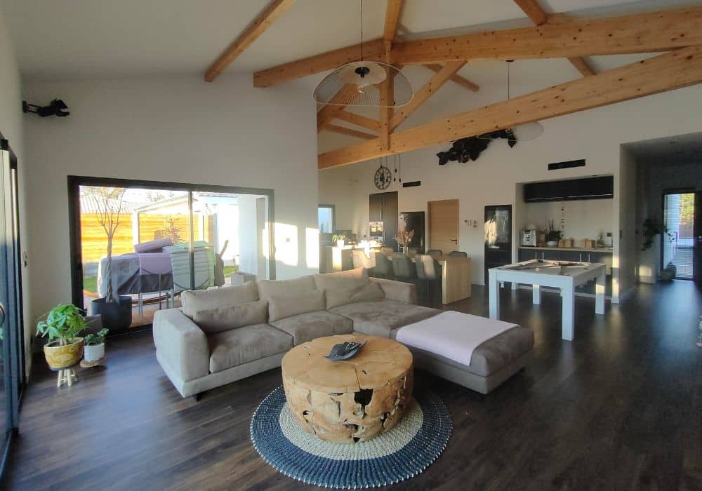 Extension de maison avec charpente apparente dans le Var