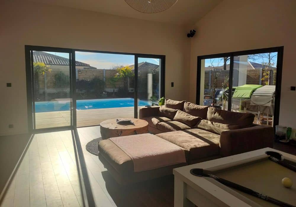 Salon avec vue sur la piscine, projet réalisé