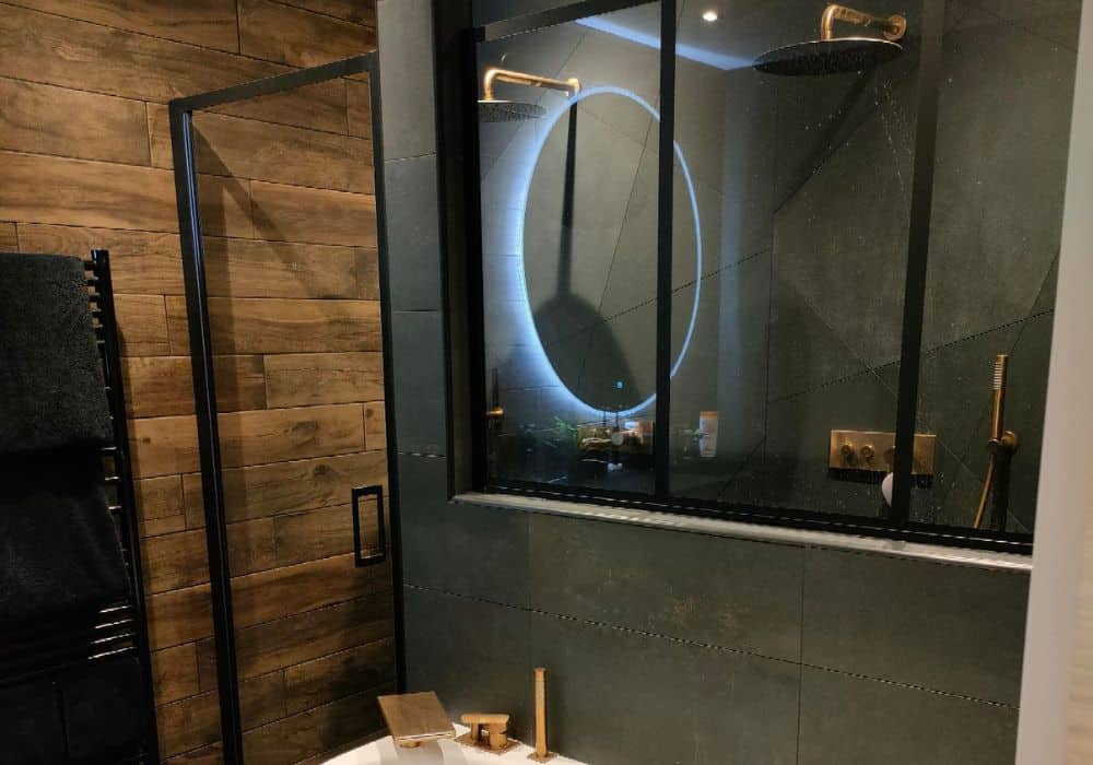 Salle de bain rénovée avec miroir rond lumineux